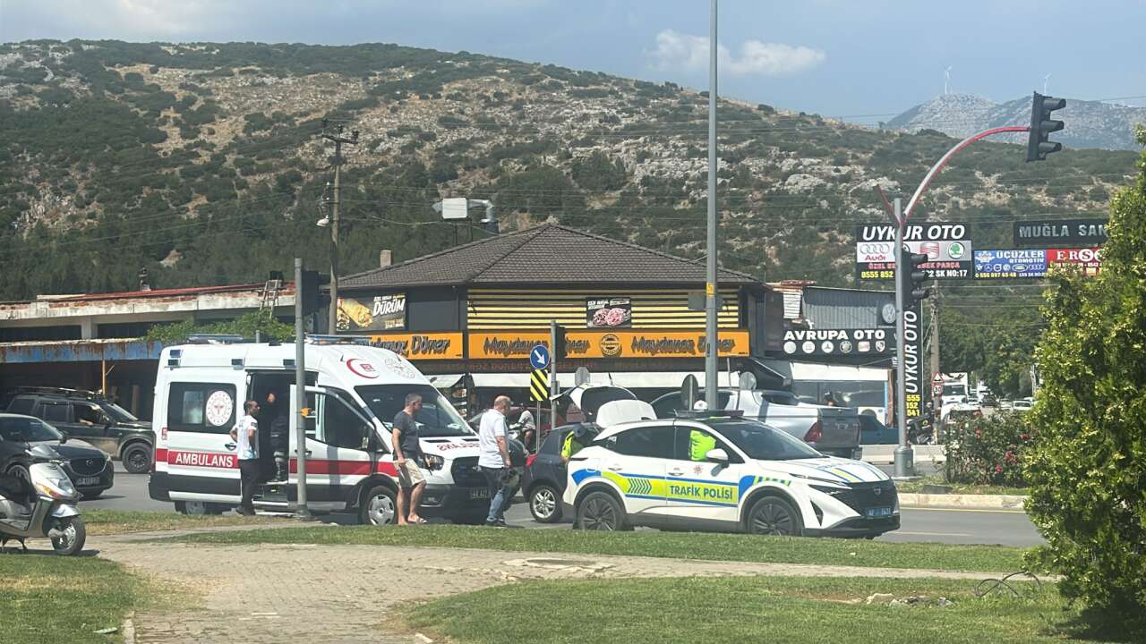 Muğla'da Otomobil Motosiklete Çarptı: Sürücü Yaralandı 1